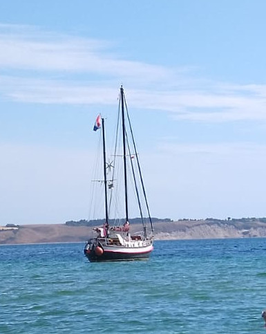 Lena voor anker bij Tuno